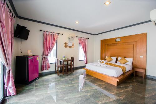 甲米镇Numjaan Resort的一间卧室配有一张大床和一张桌子