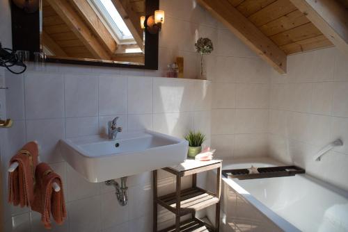 巴特法兴格Appartementhaus Sibylle的浴室配有盥洗盆和浴缸。