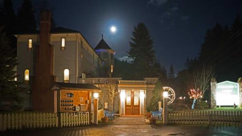 阿什福德亚历山大山林小屋宾馆的天空中月亮的夜晚房屋