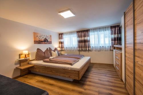 巴特霍夫加施泰因Achen Villa的一间卧室配有一张床和一个梳妆台