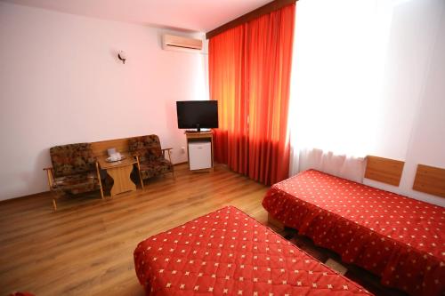 BîrladHotel Moldova的酒店客房设有两张床和电视。