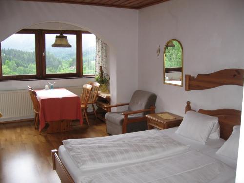 茵特斯托德Backer-Ferdl Panzio的卧室配有一张床和一张桌子及椅子