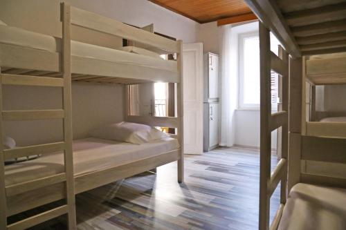 Hostel Korcula客房内的一张或多张双层床