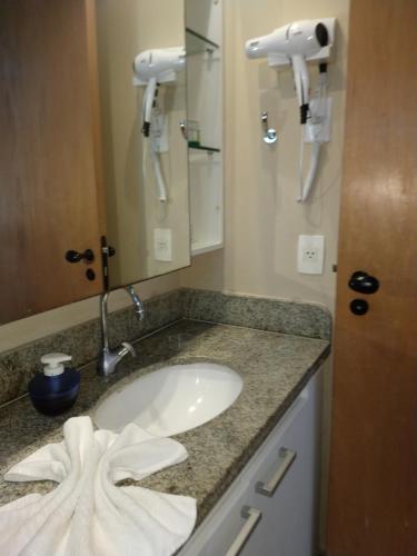 嘎林海斯港Marulhos Suites的一间带水槽和镜子的浴室