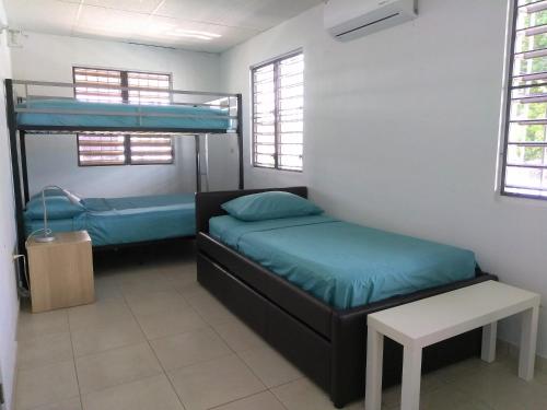 圣胡安Urban Terrace Apartment in San Juan的客房设有两张双层床和一张桌子。