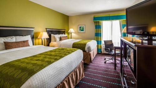 桑福德玛丽湖桑福德机场贝斯特韦斯特酒店的酒店客房设有两张床和一台平面电视。