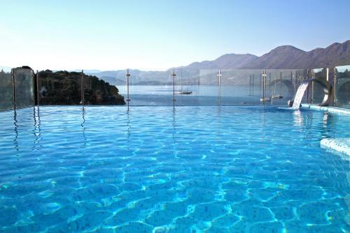 察夫塔特察夫塔特酒店的享有水景的游泳池