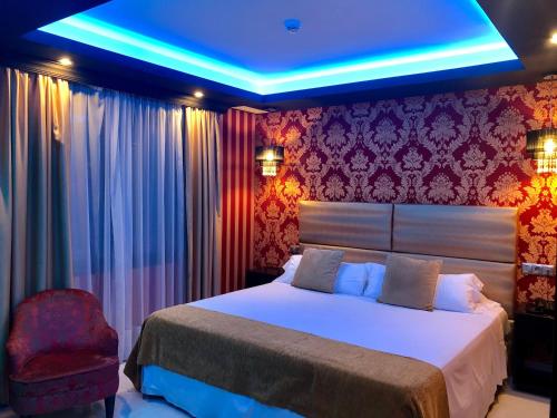 多列毛利诺斯阿诺斯50酒店的一间卧室配有一张蓝色灯床