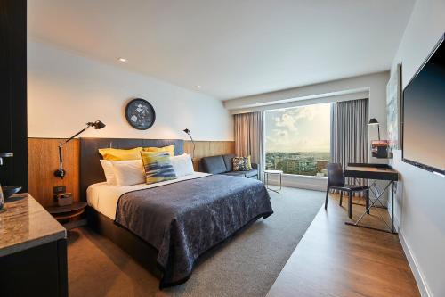 奥克兰The Grand by SkyCity的酒店客房设有一张床和一个大窗户