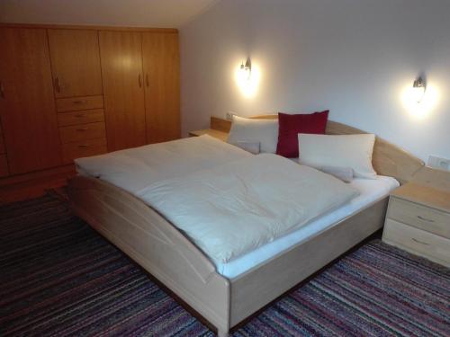 东蒂罗尔地区马特赖Obertimmeltaler的卧室配有白色大床和梳妆台