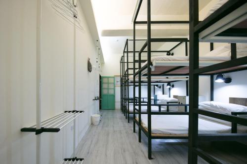 台东履舍民宿Footinn的走廊上设有几张双层床。