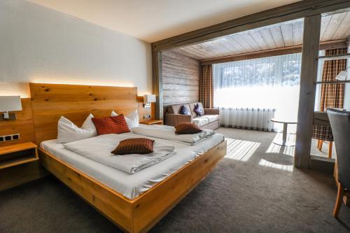 格赖瑙昆兰霍夫酒店的一间卧室设有一张大床和一个大窗户