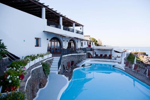 帕纳雷阿钦科塔酒店的享有带游泳池的度假村景致
