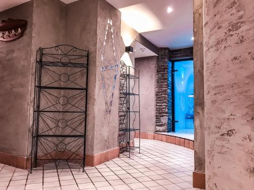 考恩台尔拉森霍夫酒店的一间有金属门的墙的房间