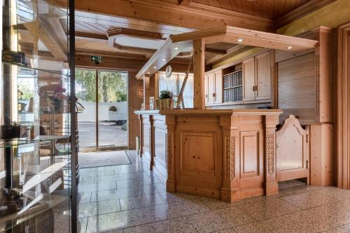 阿德瑙施奈霍夫兰德豪斯酒店的开放式厨房配有木制橱柜和一个大岛