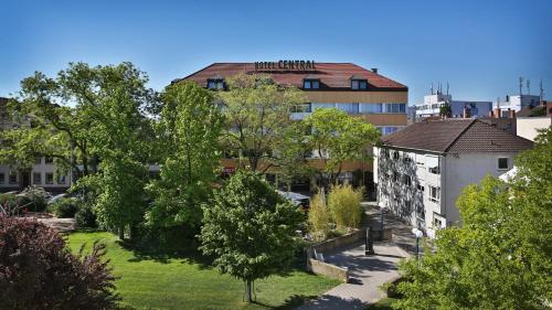 法兰肯塔尔中央酒店的享有树木公园和建筑的顶部景色