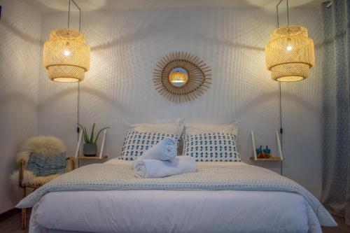 波尔多La Maison de Valentine的一间卧室配有一张床,床上有毛巾