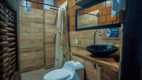 努基Hotel Acuali Nuqui的一间带水槽和卫生间的浴室