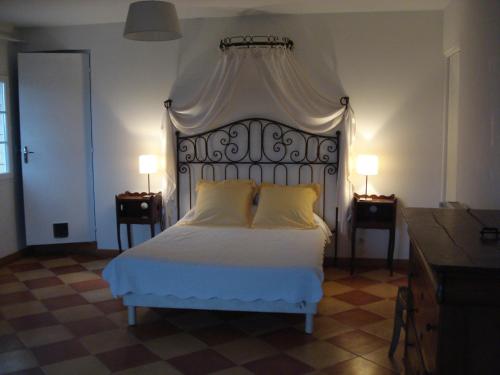 圣艾米隆B&B Château Pierre de Lune的一间卧室配有白色床和黄色枕头