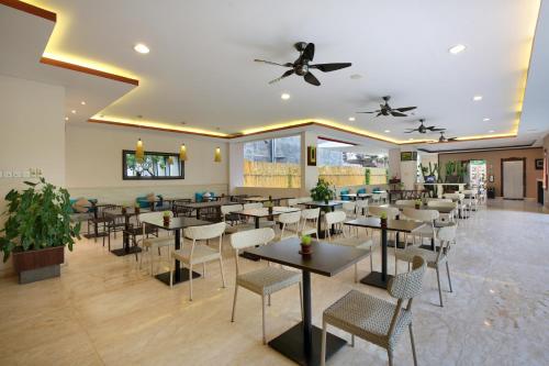 勒吉安库塔露台酒店的一间带桌椅和天花板的餐厅