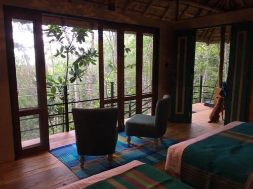 阿维瑟韦勒Rambas Reserve的一间卧室配有一张床、两把椅子和窗户