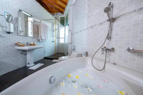 苏度阿拉利亚酒店的一间浴室