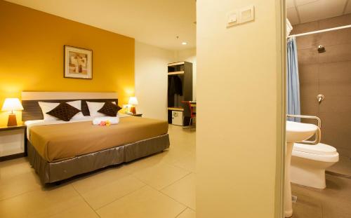 吉隆坡LEO快捷酒店 的一间卧室配有床、水槽和卫生间