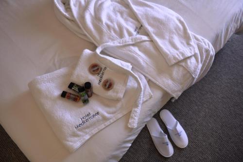 帕特雷地中海酒店的床上的白色毛巾