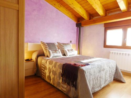 Tubilla del LagoApartamento Ribera del Duero Reserva的一间卧室设有一张床和一个窗口