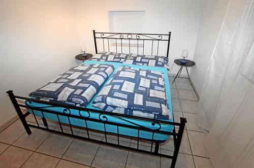 米努西奥Appartamento Ca dal Tilo的卧室内的一张带蓝色和白色棉被的床