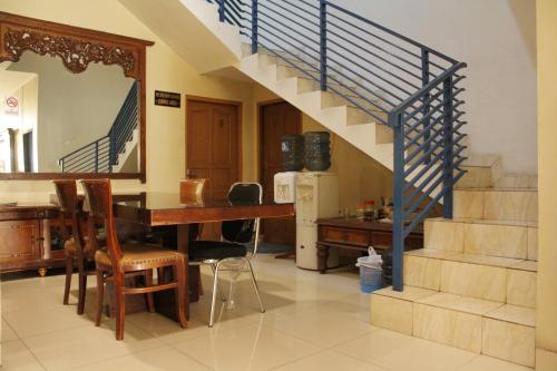 雅加达RedDoorz near Tomang 2的一间带桌子和楼梯的客厅