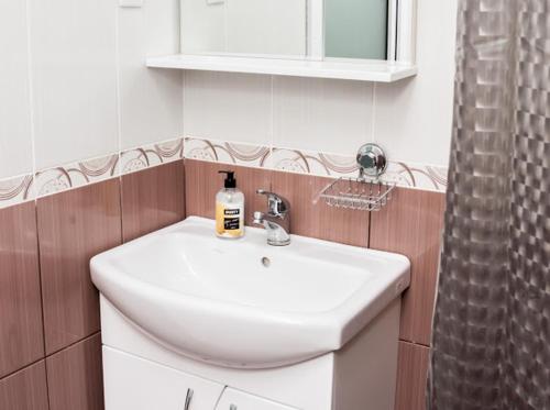 布罗瓦里Hotel 7/24的浴室水槽和一瓶肥皂