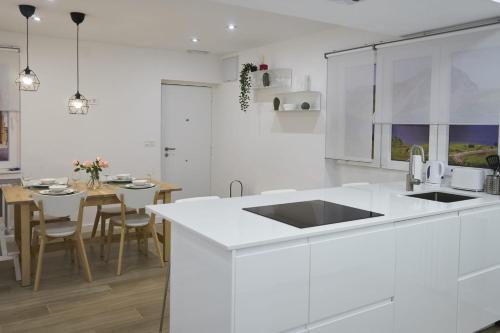 奥维多Foncalada 13的白色的厨房配有水槽和桌子