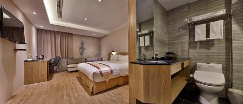 新竹悦豪大饭店新竹馆的一间酒店客房 - 带一张床和一间浴室