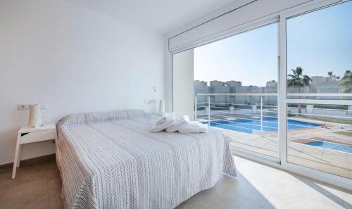 阿尔塔夫拉Eulalia Apartments, TarracoHomes的白色的卧室设有床和大窗户
