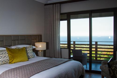 德班无尽地平线精品酒店的一间卧室配有一张床,享有海景