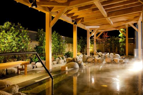 千岁机场航站楼酒店的后院的游泳池,晚上有凉亭