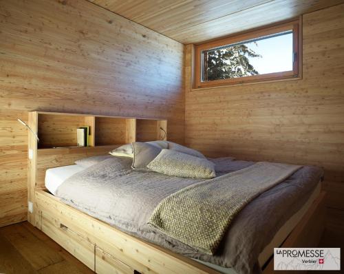 巴涅Chalet "La Promesse"的小木屋内一间卧室,配有一张床