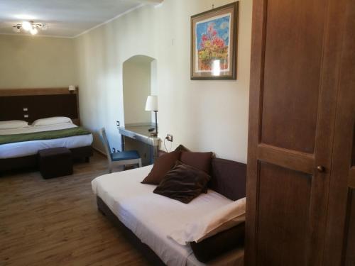 佩斯科克斯坦佐Locanda Tre Frati的酒店客房设有一张沙发和一张床