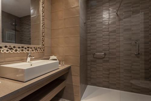 基拉尼格伦伊格尔酒店及公寓的一间带水槽和淋浴的浴室