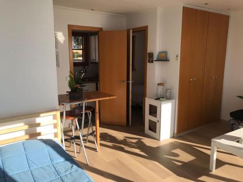卡内·德·玛尔Espectacular apartamento cerca de Barcelona con free wifi的配有床和桌子的房间以及厨房