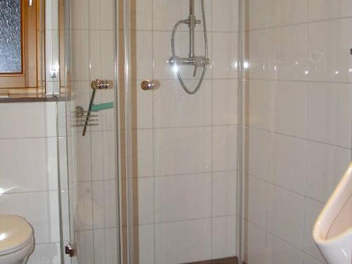 苏尔茨堡Haus Weichart的带淋浴和卫生间的浴室