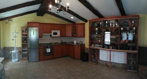 SopuertaLezamakoetxe的厨房配有木制橱柜和冰箱。