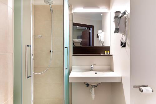 都灵B&B HOTEL Torino Orbassano的一间带水槽和淋浴的浴室