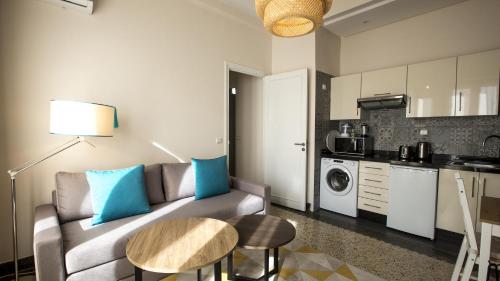 拉巴特Suite Balima XI的带沙发和桌子的客厅以及厨房。