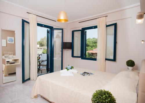 帕诺尔莫斯雷斯蒙克里特岛住宅别墅的卧室设有白色大床和窗户。