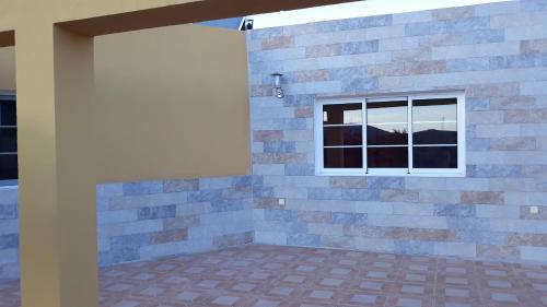 LajitaFinca Los Rosales的砖墙和窗户的房子
