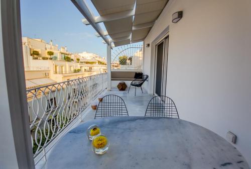 雅典Bluscapes Home的阳台配有桌椅。