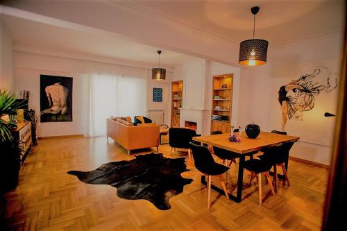 雅典Bluscapes Home的客厅配有桌子和沙发