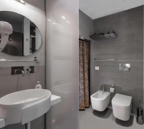 米兰Cosy Nest in the heart of Brera的一间带水槽、卫生间和镜子的浴室